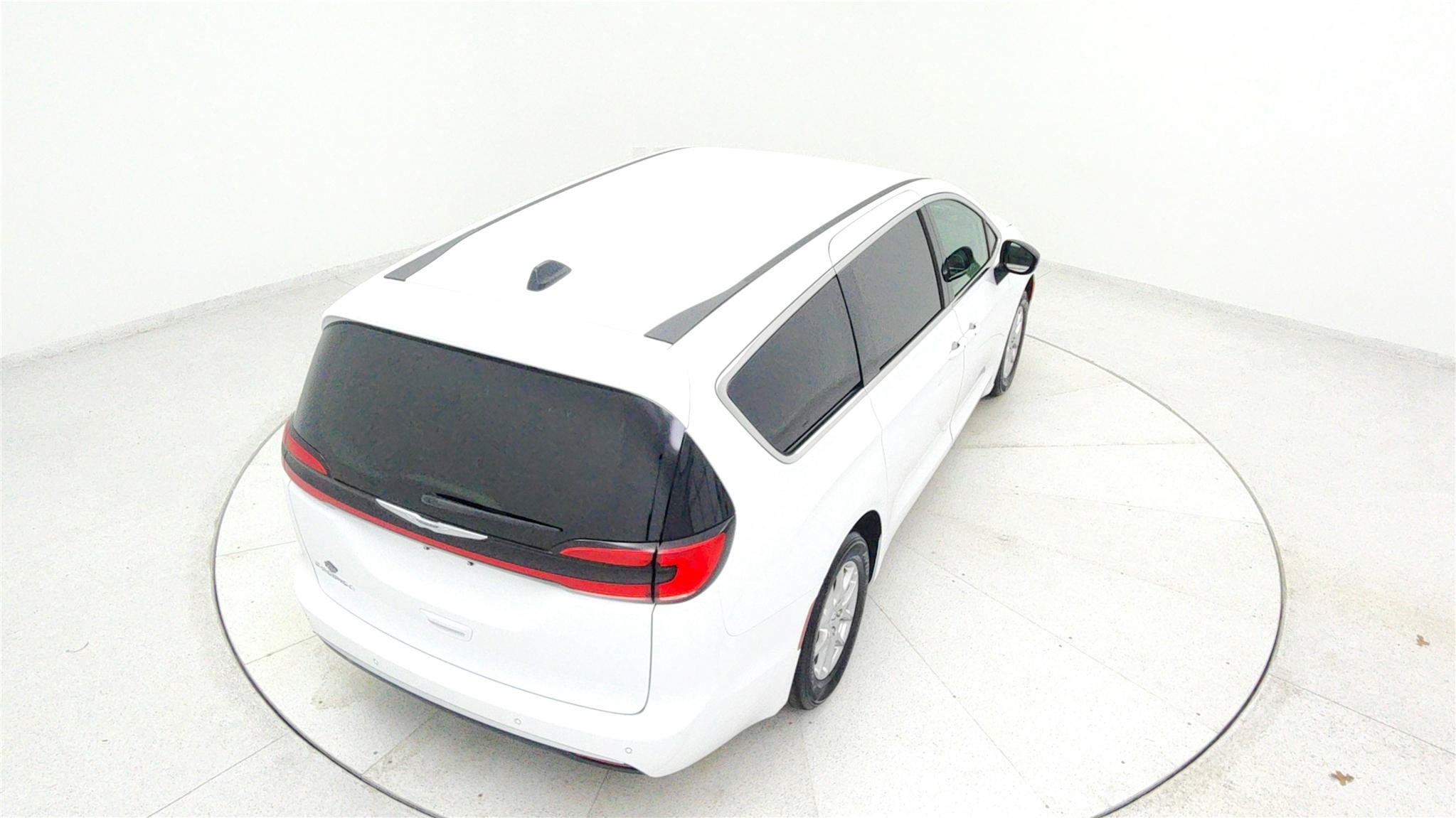 Used 2024 Chrysler Pacifica Touring-L FWD image 39