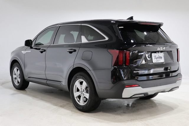 Used 2025 Kia Sorento LX FWD image 6