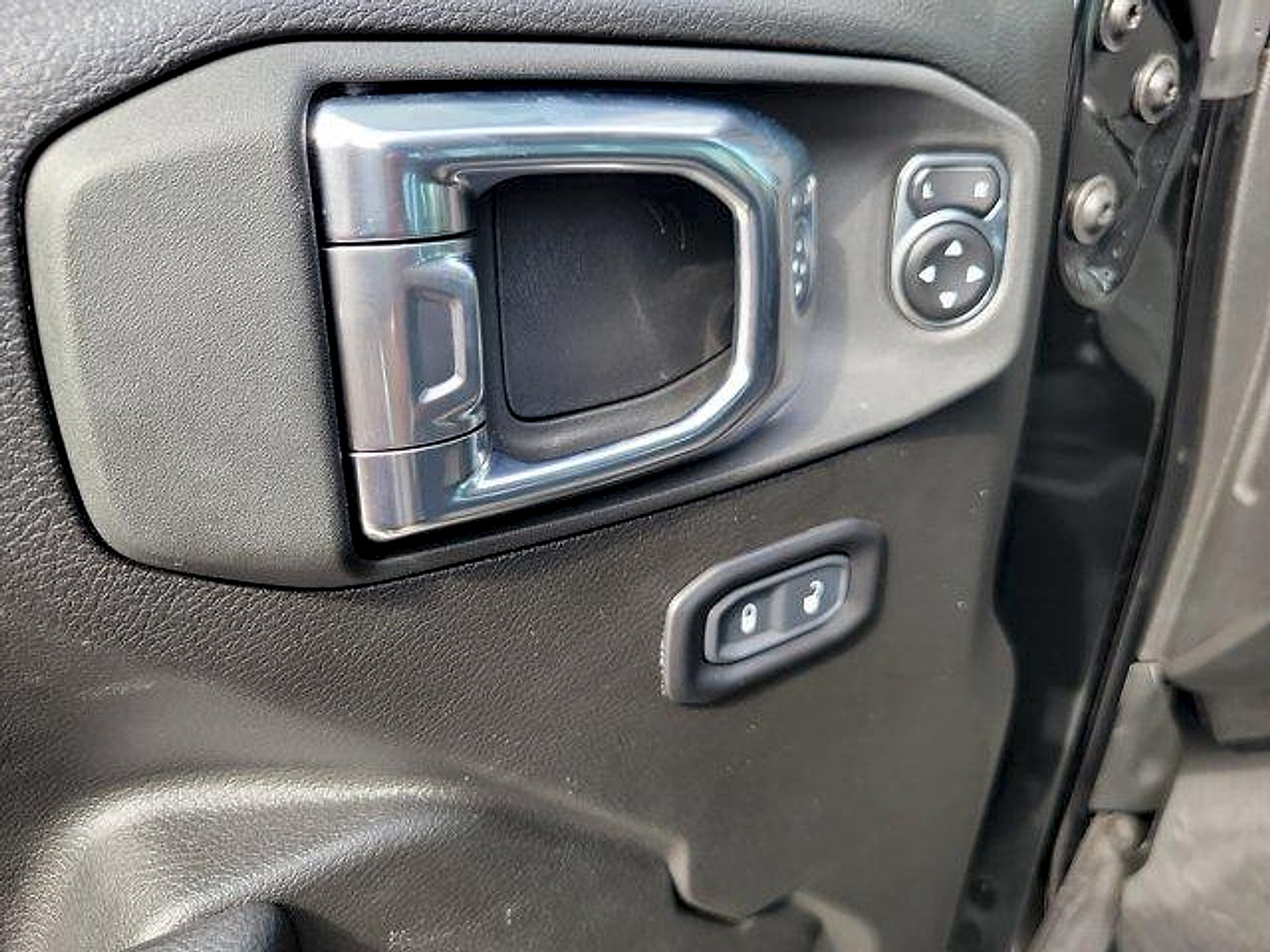 Used 2025 Jeep Wrangler Unlimited Rubicon w/ Convenience Group AWD/4WD image 21