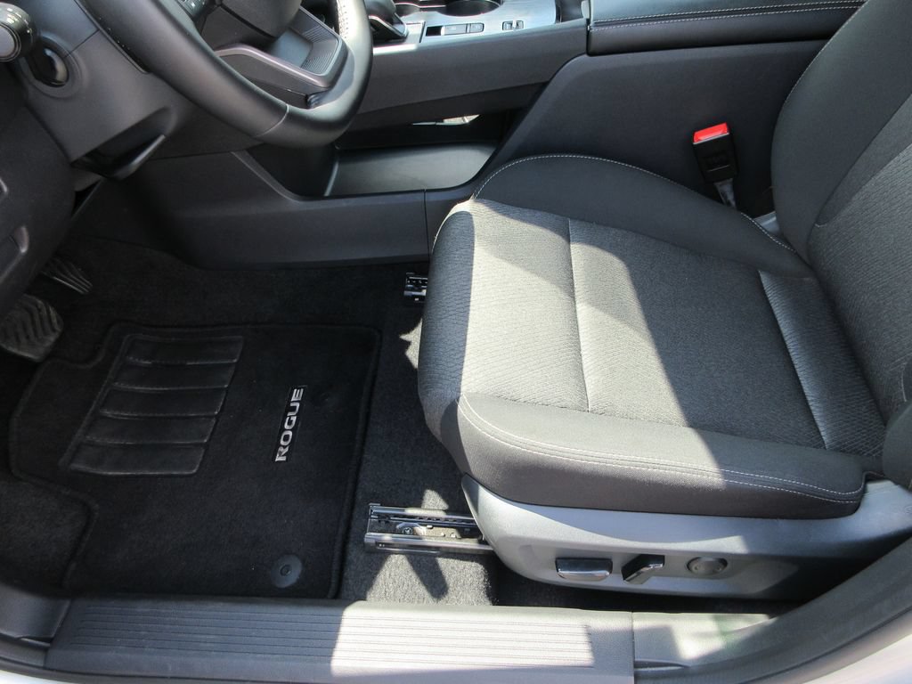 Used 2025 Nissan Rogue SV FWD image 19