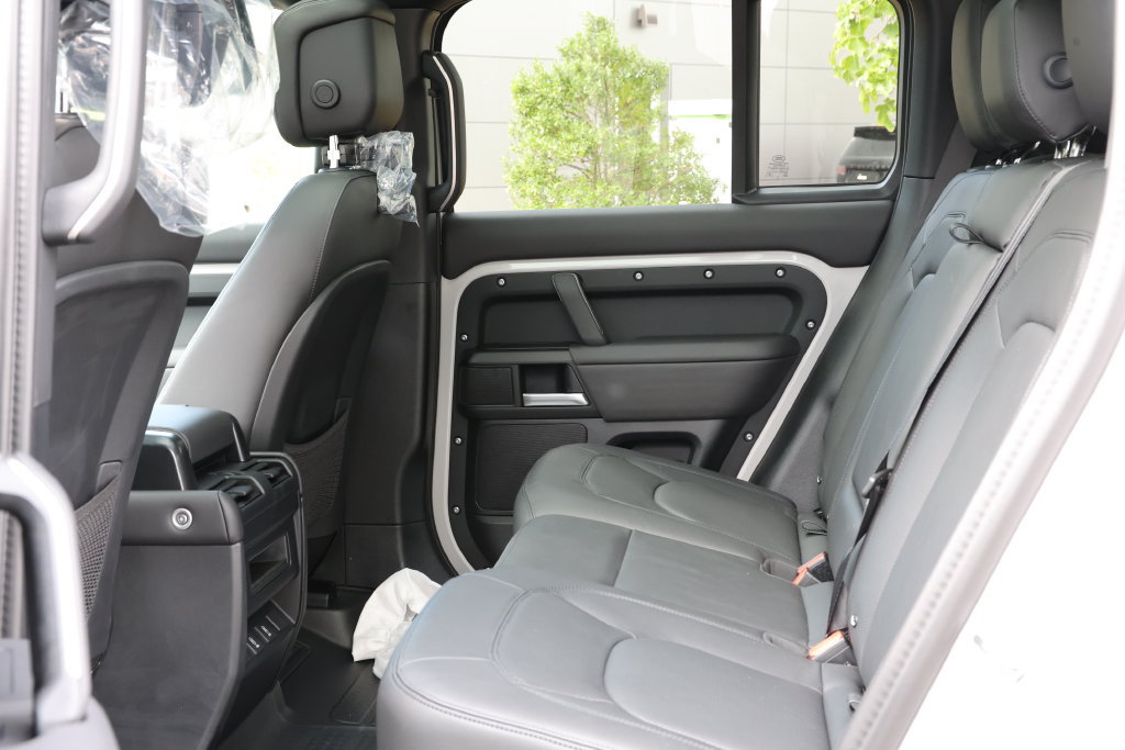 New 2026 Land Rover Defender 110 X-Dynamic SE AWD/4WD image 25