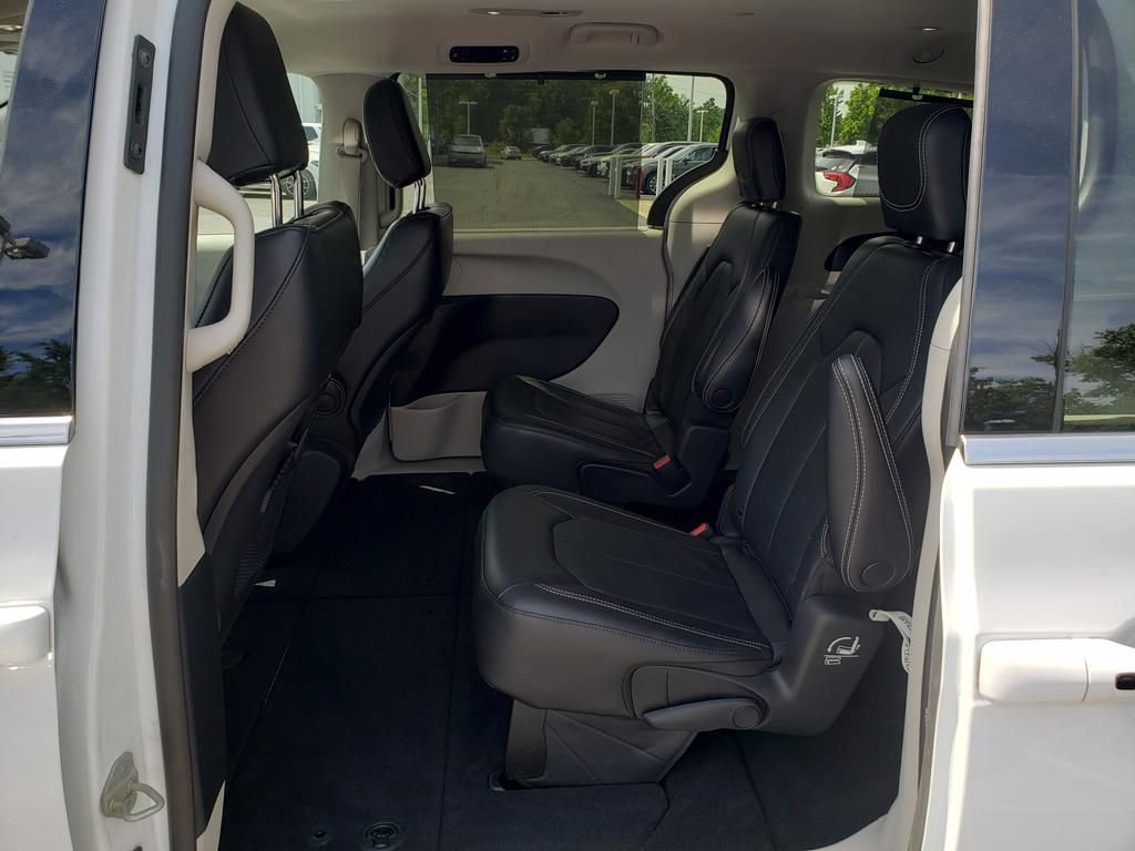 Used 2022 Chrysler Pacifica Touring-L FWD image 13