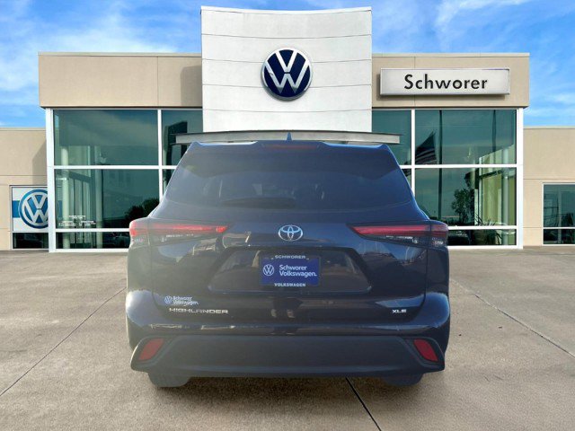 Used 2020 Toyota Highlander XLE image 4