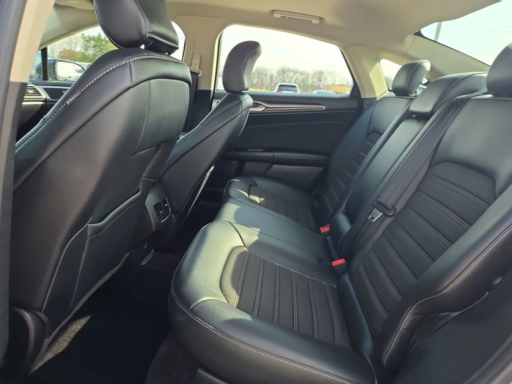 Used 2017 Ford Fusion SE w/ Equipment Group 201A image 25