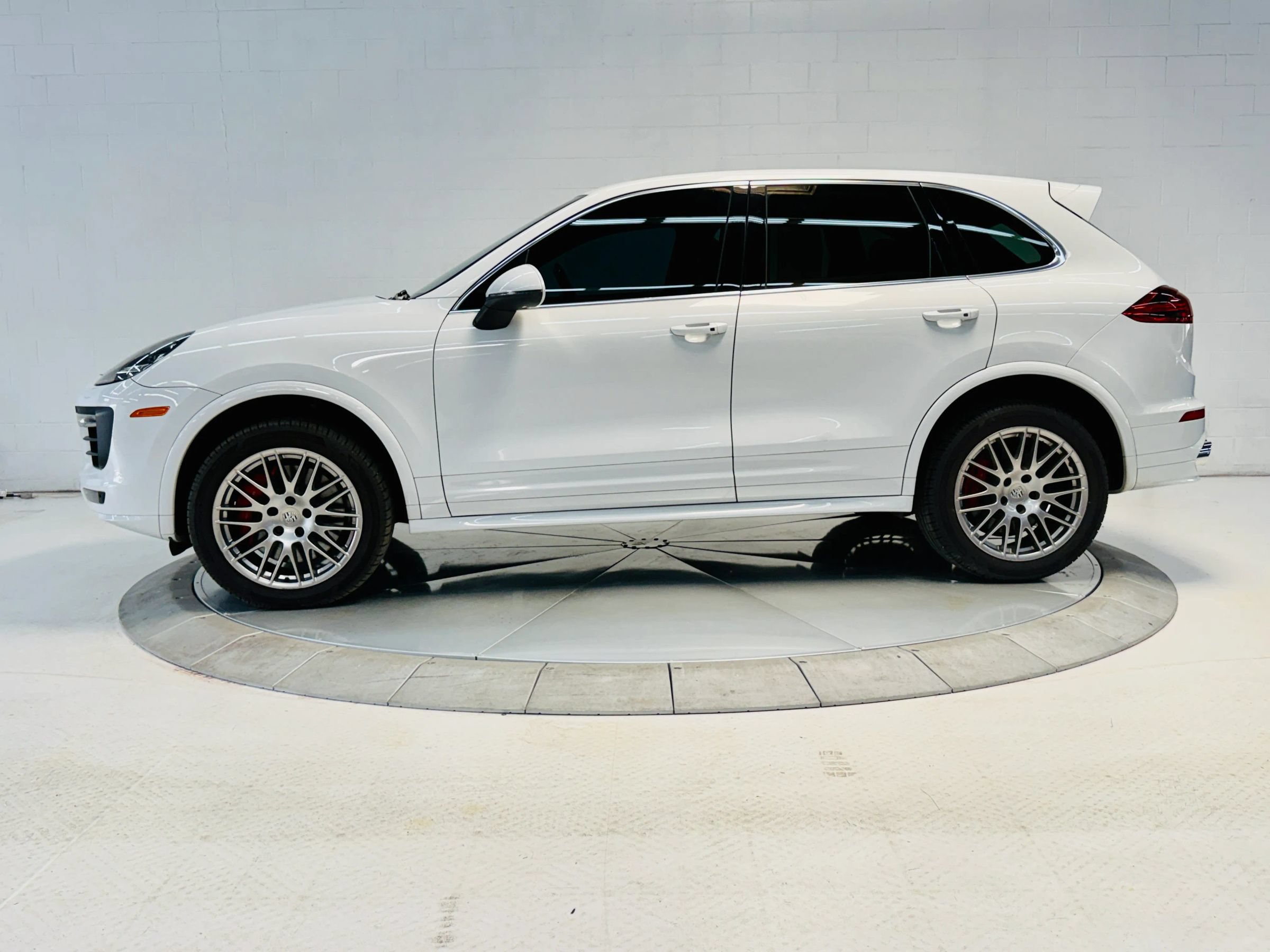 Used 2016 Porsche Cayenne AWD/4WD image 5