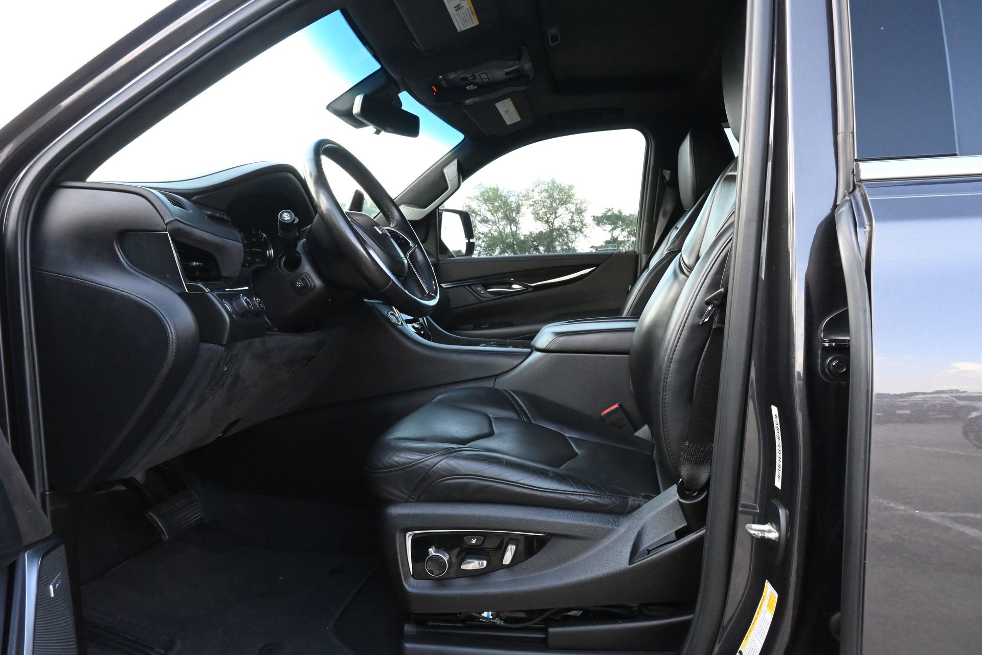 Used 2018 Cadillac Escalade Platinum AWD/4WD image 18