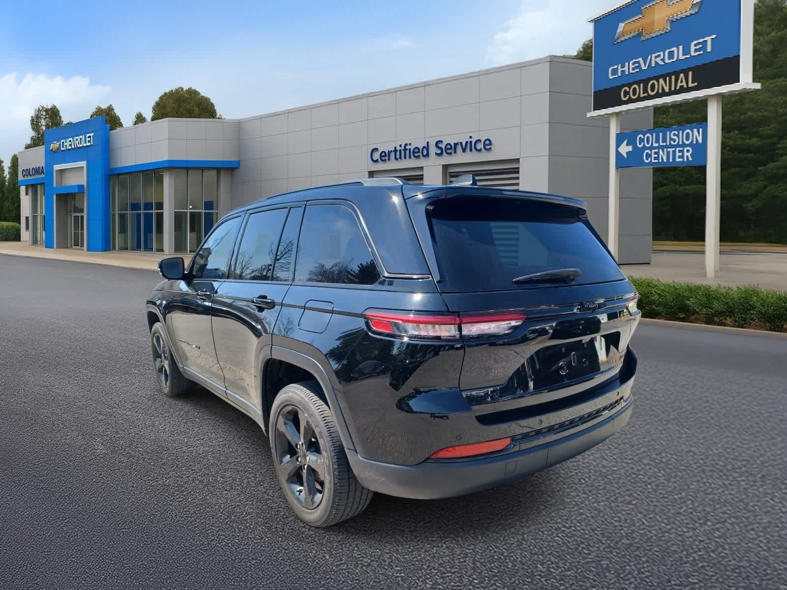 Used 2023 Jeep Grand Cherokee Altitude AWD/4WD image 5