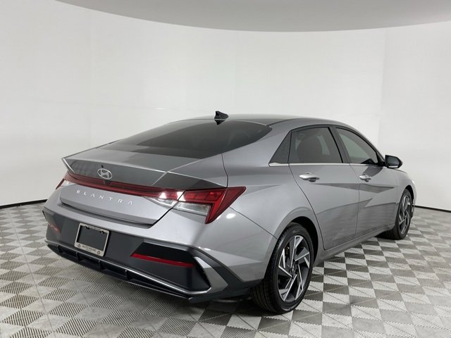 Used 2025 Hyundai Elantra SEL image 5