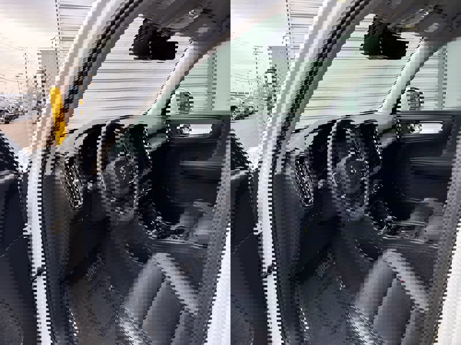 Used 2022 Volvo XC40 T5 Momentum image 5