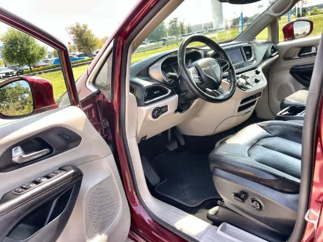 Used 2020 Chrysler Pacifica Touring-L FWD image 3