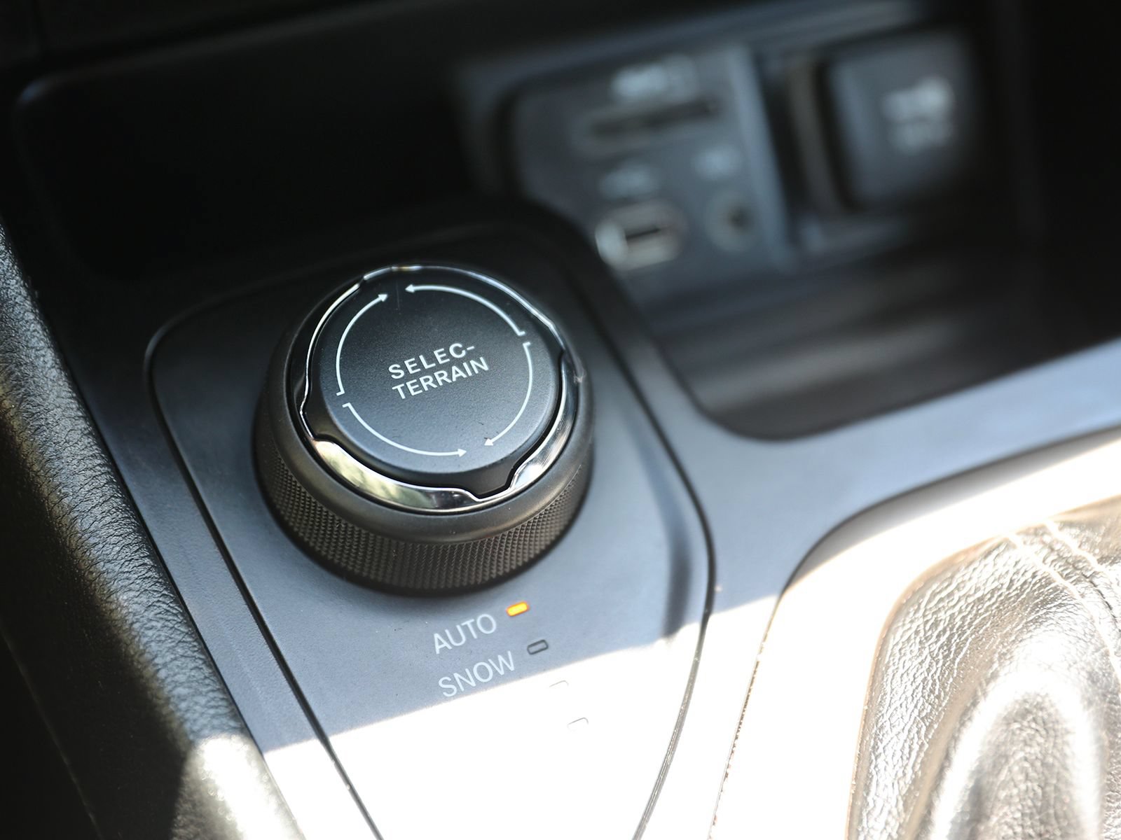Used 2015 Jeep Cherokee Latitude w/ Cold Weather Group AWD/4WD image 31