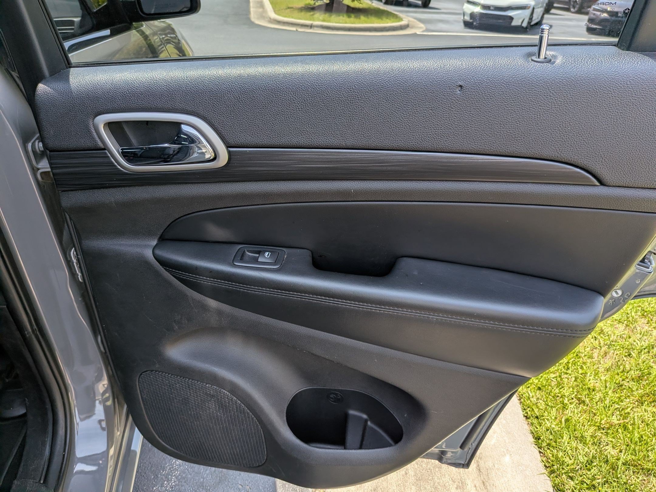 Used 2019 Jeep Grand Cherokee Altitude AWD/4WD image 19