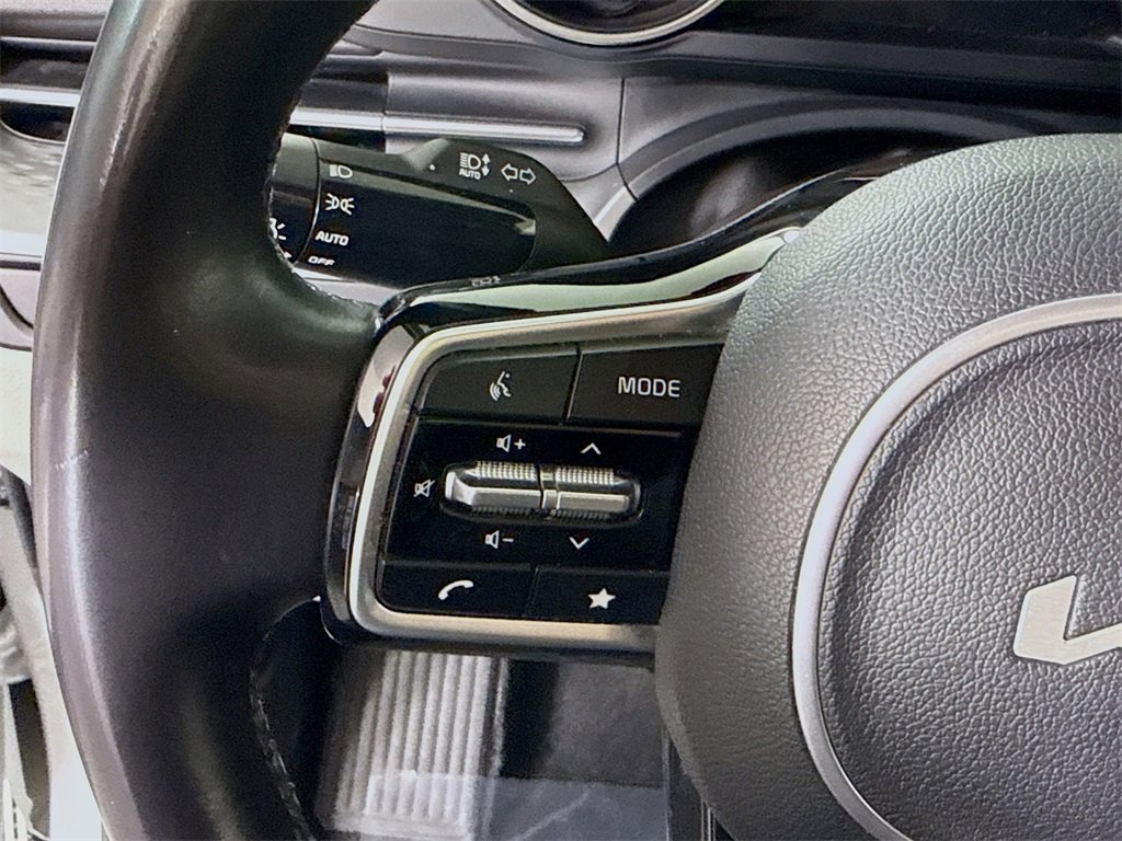 Used 2023 Kia Carnival LX image 21