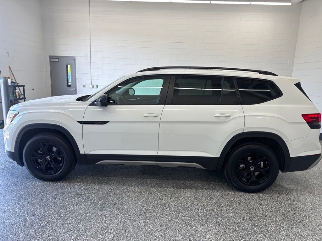 Certified 2025 Volkswagen Atlas Peak Edition SE AWD/4WD image 2