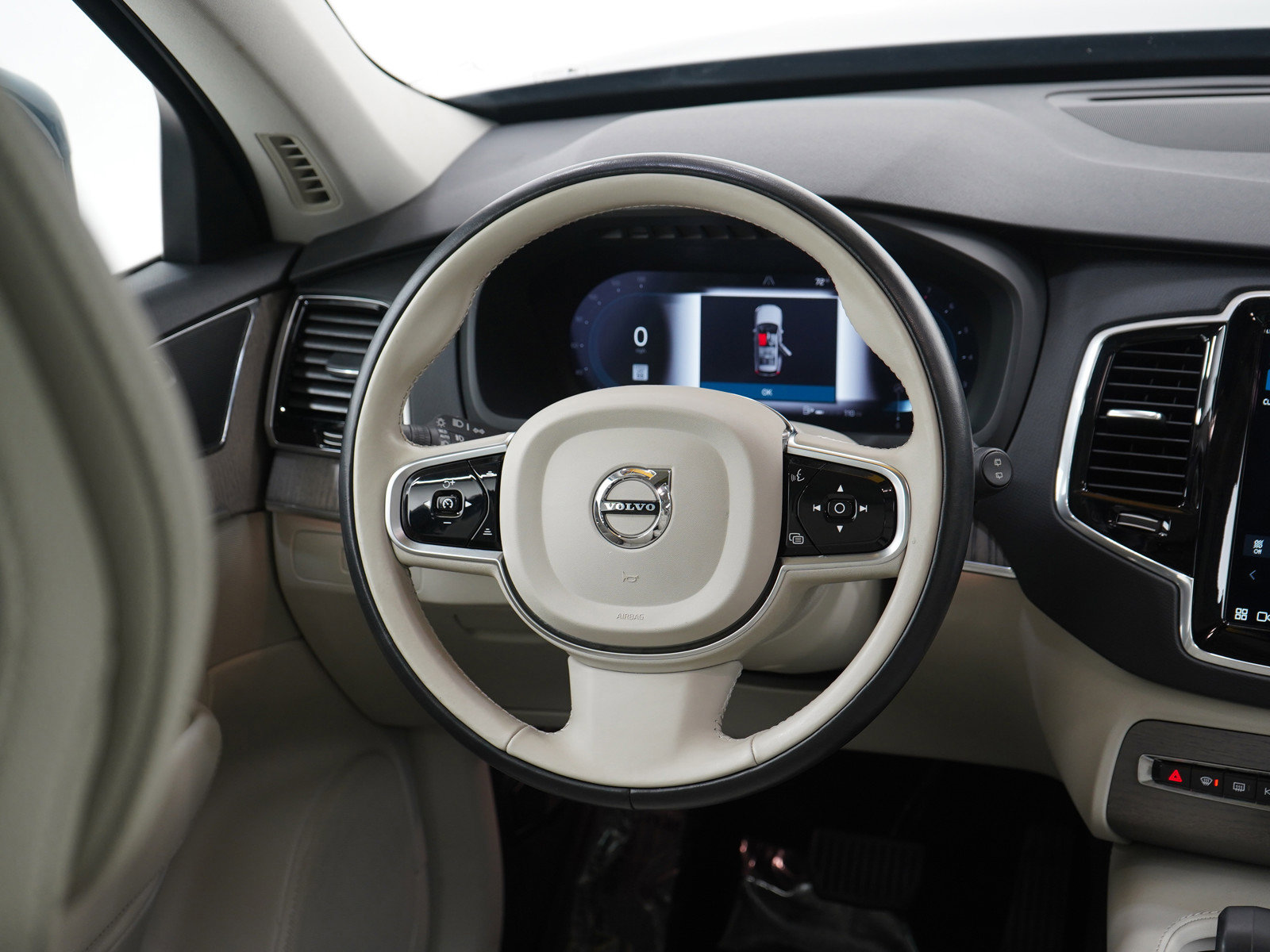 Used 2023 Volvo XC90 B6 Plus image 16