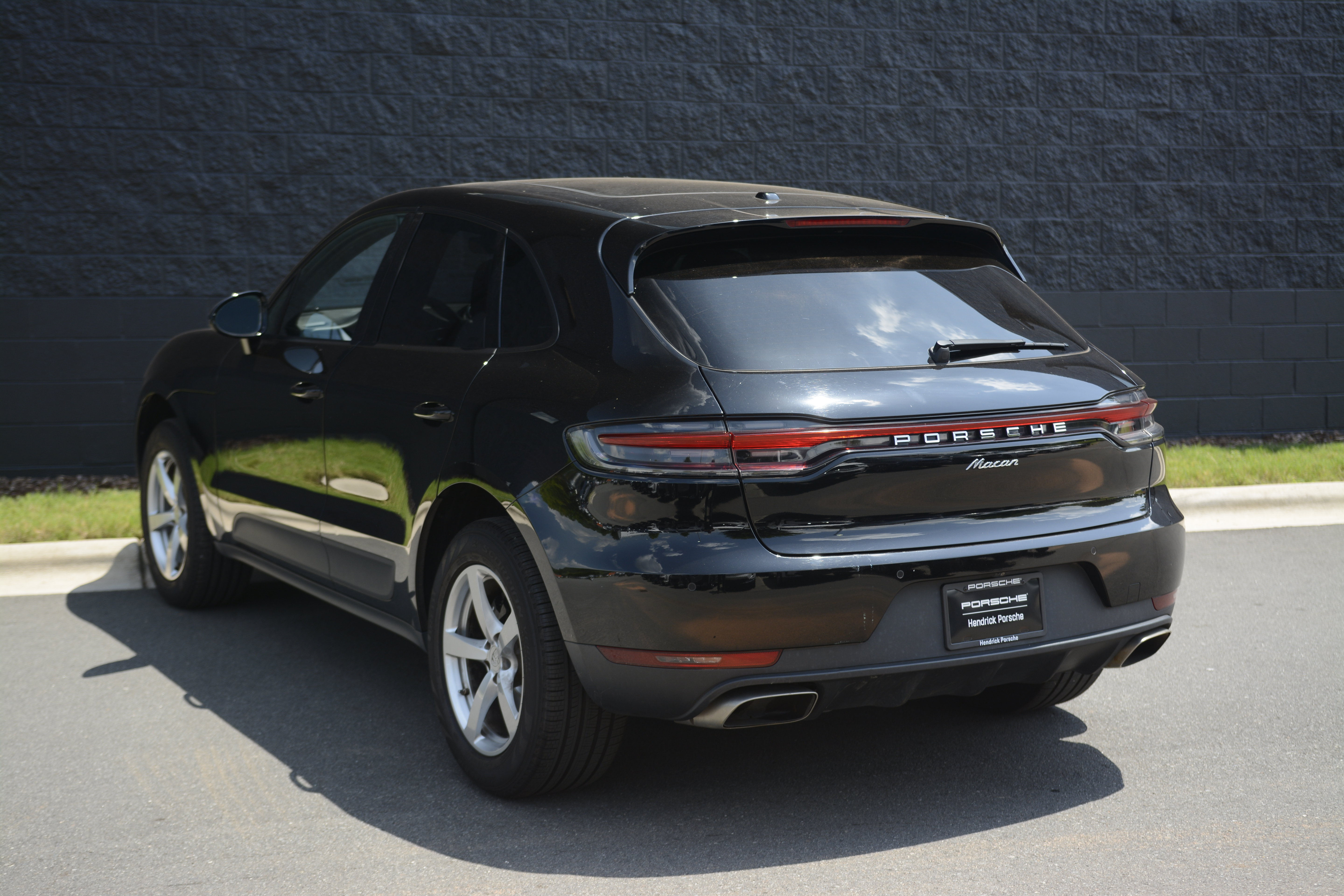 Certified 2019 Porsche Macan AWD/4WD image 3