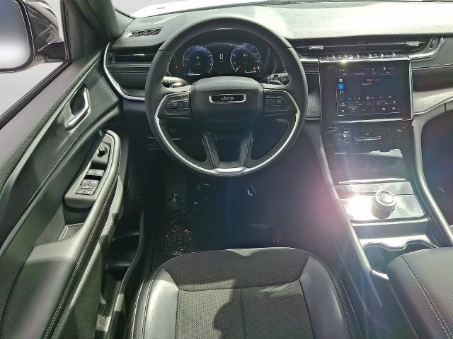 Used 2024 Jeep Grand Cherokee L Altitude AWD/4WD image 12