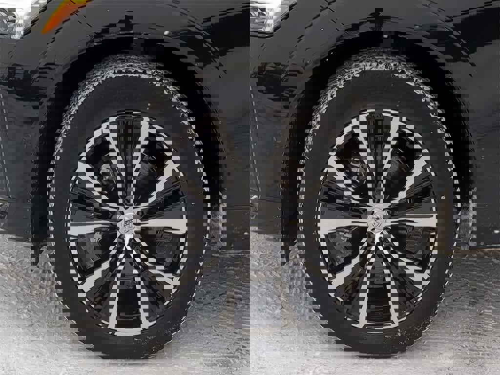 Used 2025 Volvo XC60 B5 Ultra image 13