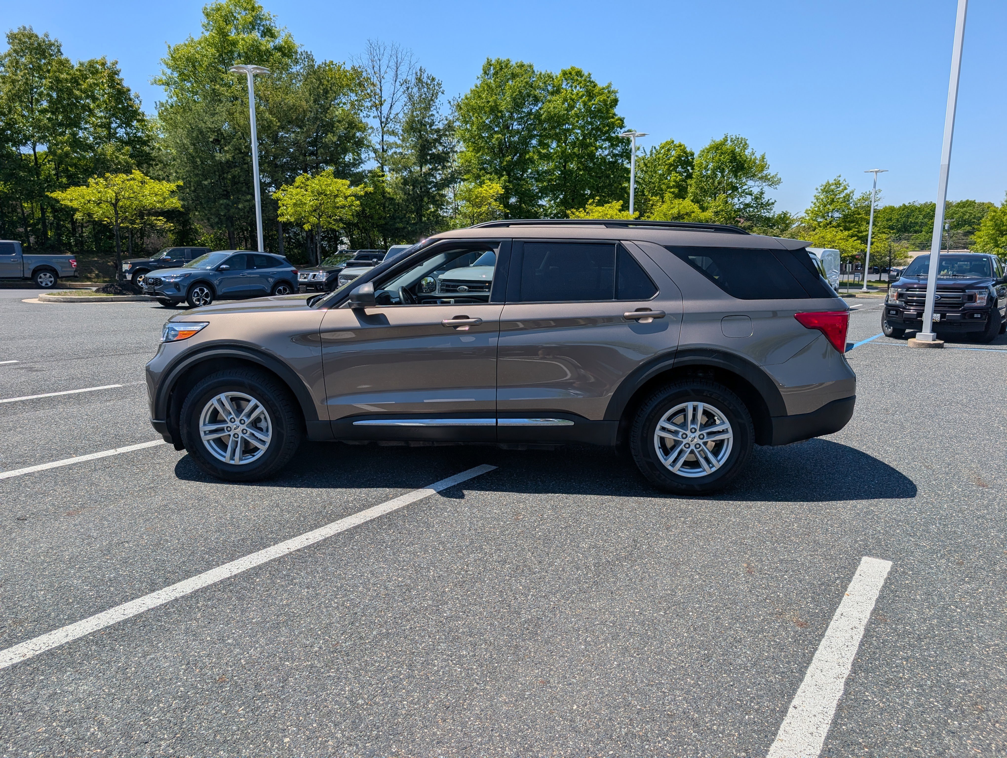 Used 2021 Ford Explorer XLT w/ Equipment Group 202A AWD/4WD image 6