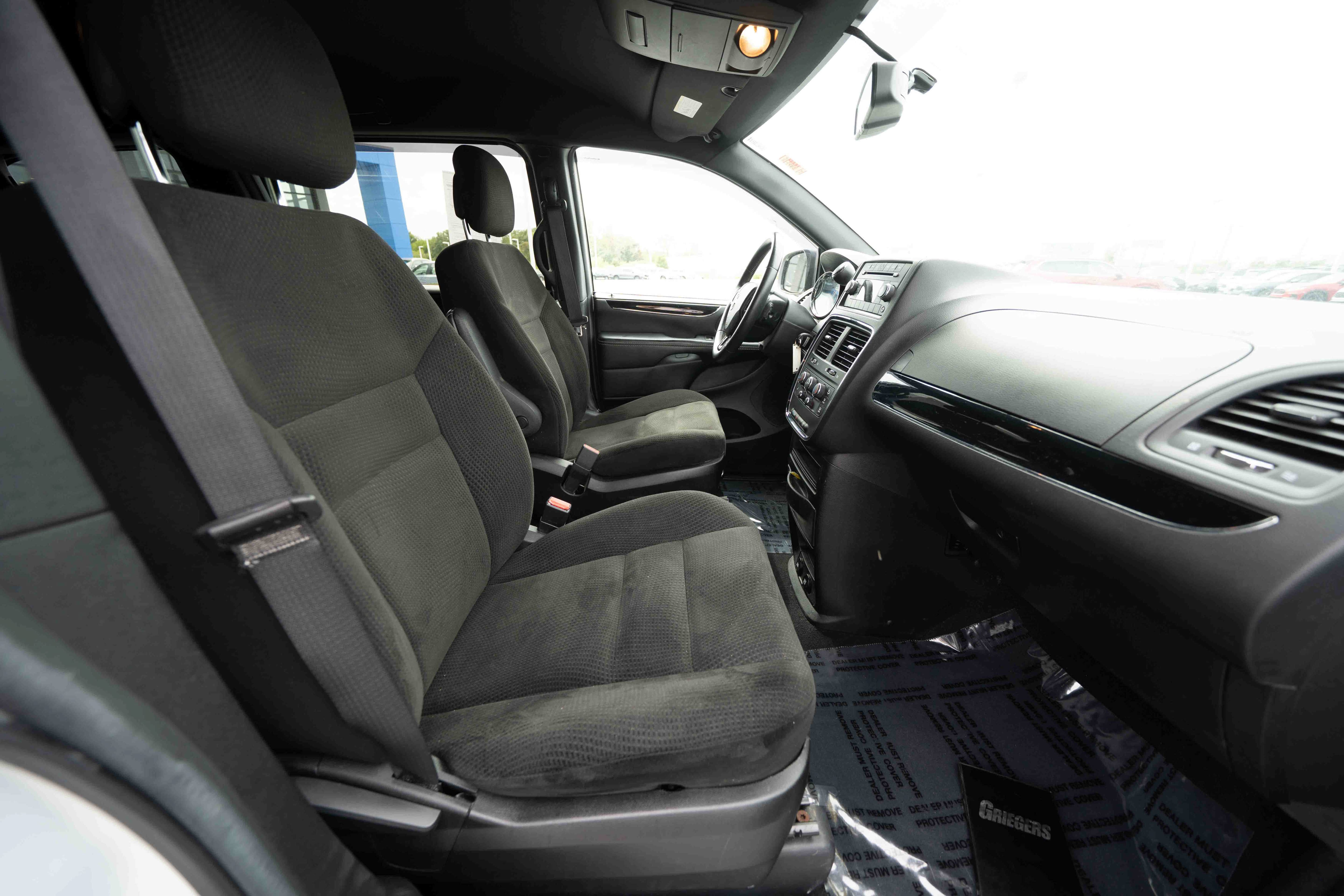 Used 2016 Dodge Grand Caravan SE FWD image 26