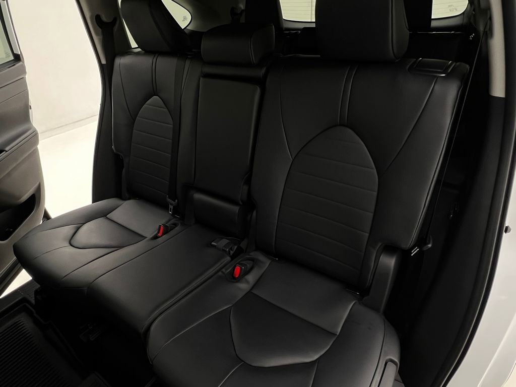 Used 2026 Toyota Highlander XLE image 15