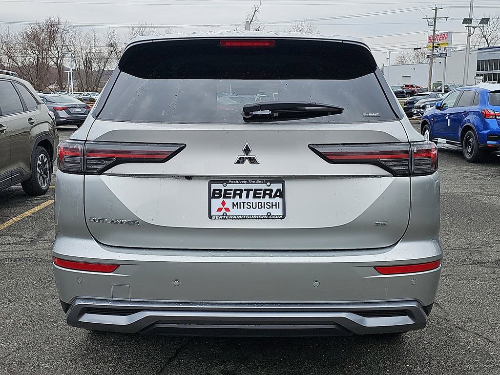 Used 2025 Mitsubishi Outlander SE image 5