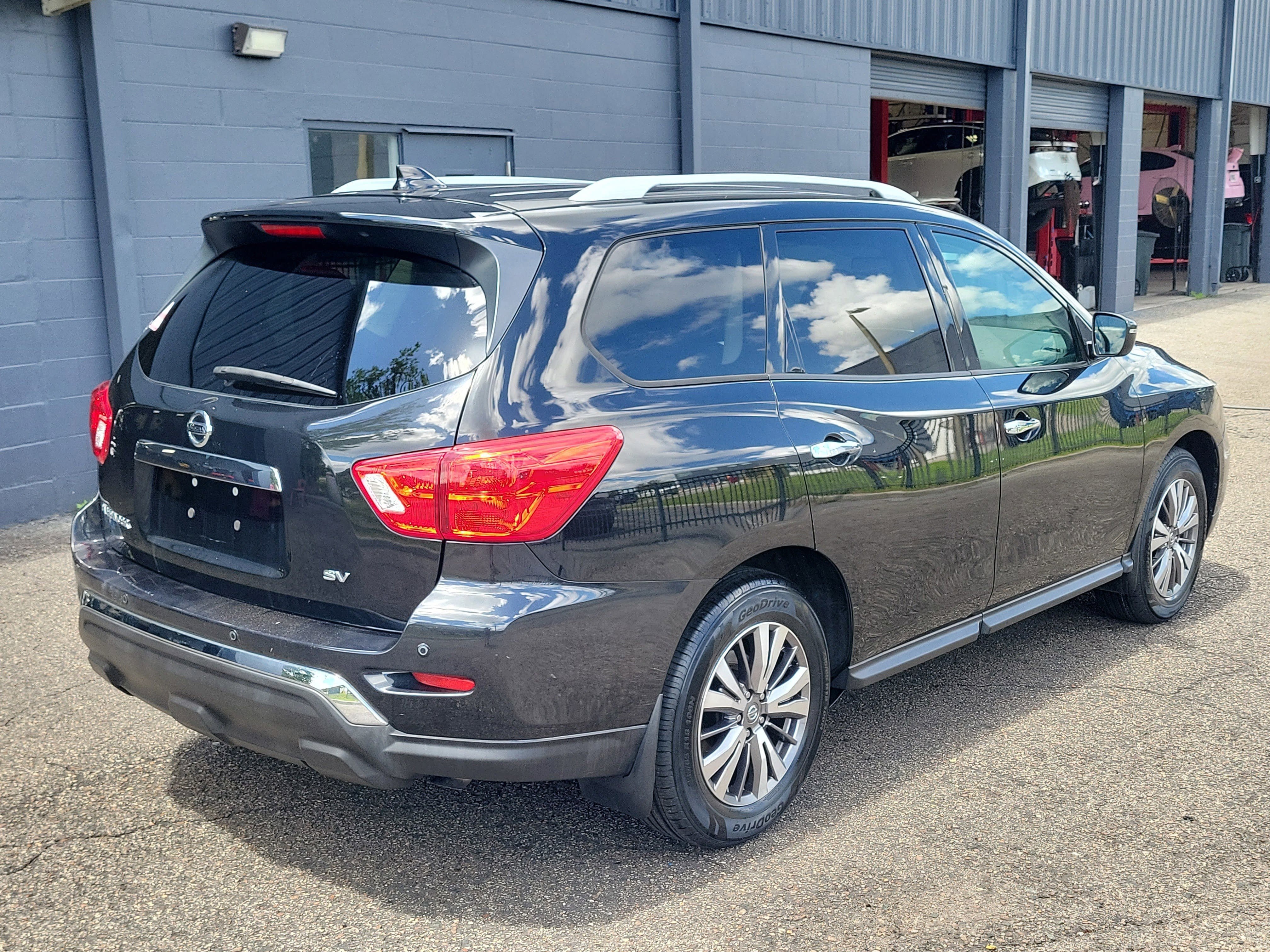 Used 2019 Nissan Pathfinder SV FWD image 4