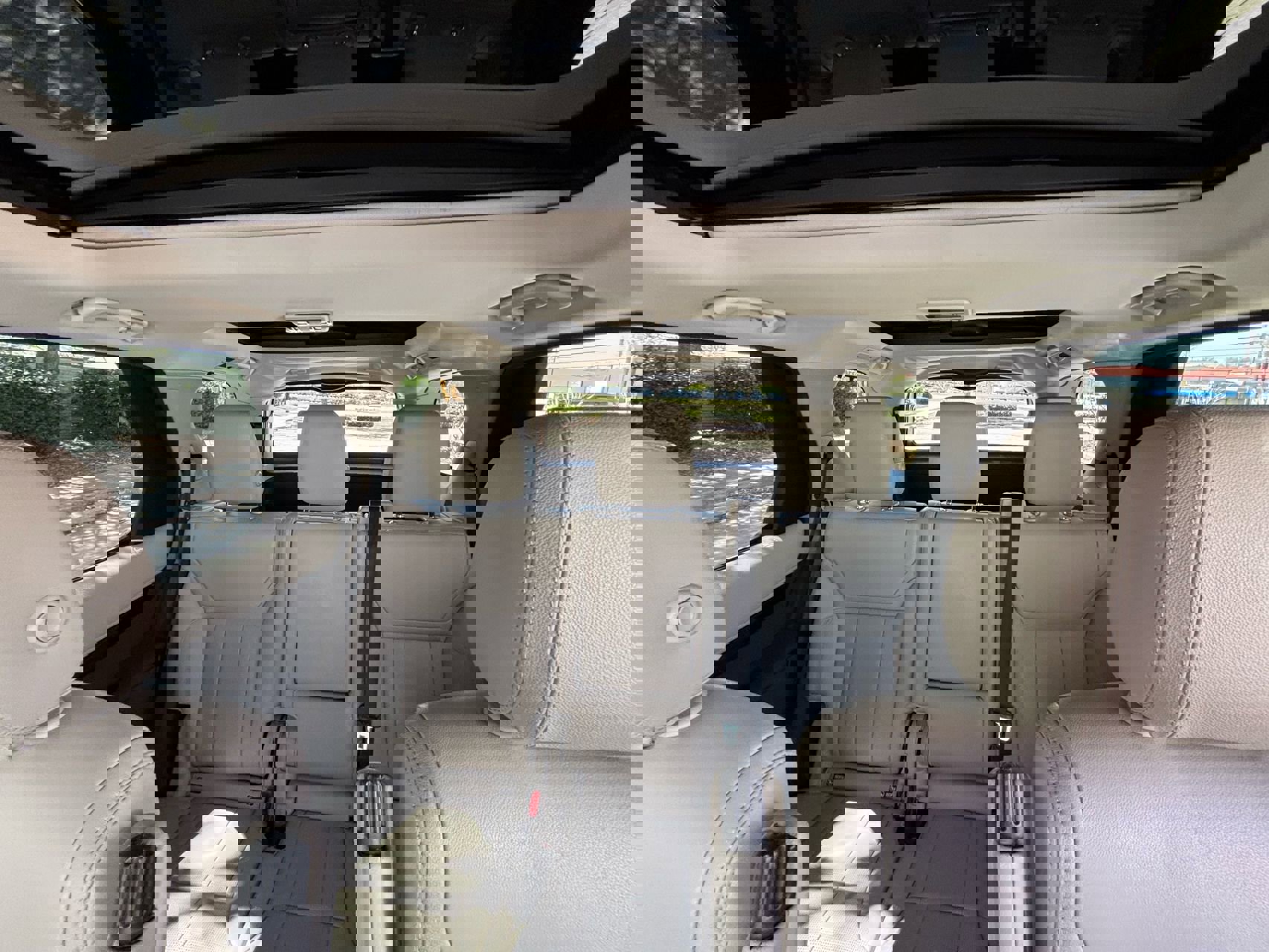 Used 2017 Land Rover Discovery SE image 36