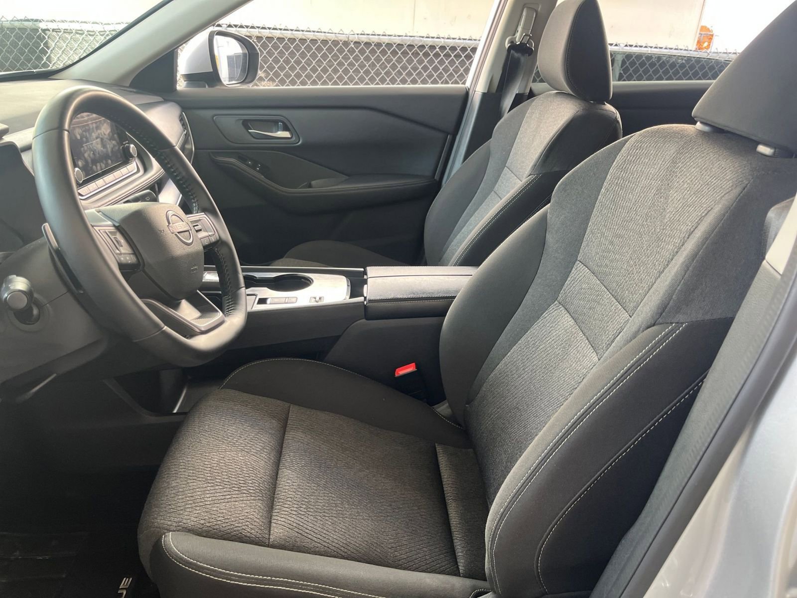 Used 2025 Nissan Rogue SV FWD image 29