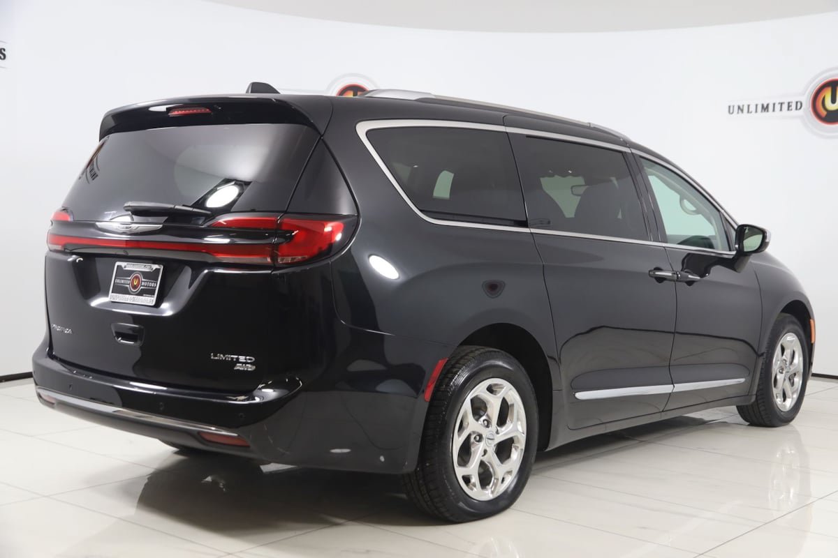 Used 2021 Chrysler Pacifica Limited AWD/4WD image 3