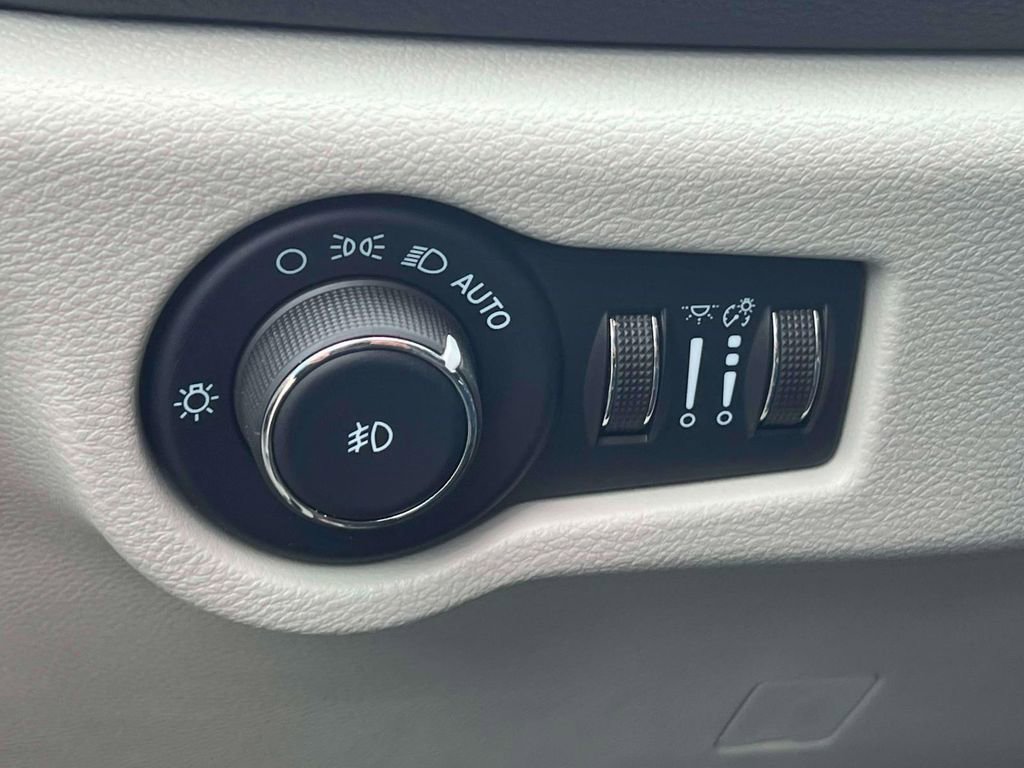 Used 2022 Chrysler Pacifica Touring-L FWD image 22