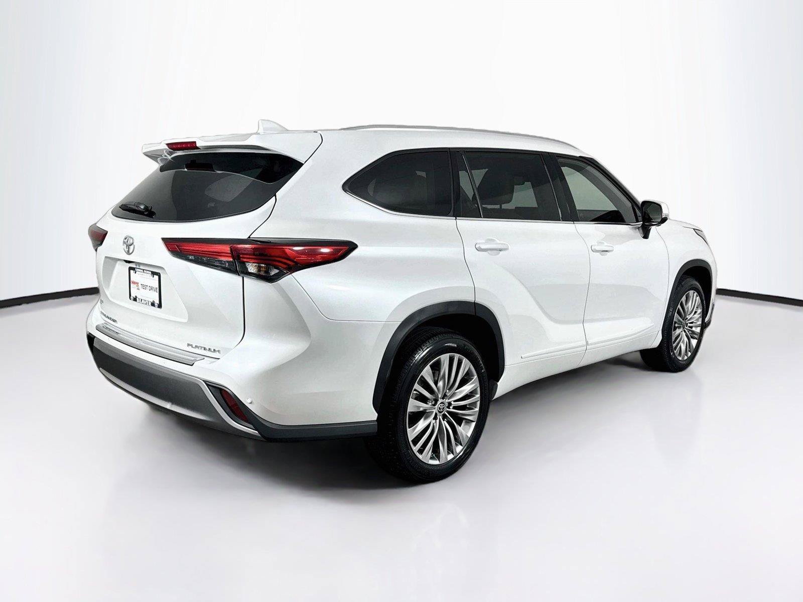 Used 2023 Toyota Highlander Platinum FWD image 3