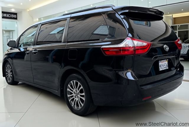 Used 2018 Toyota Sienna XLE image 3