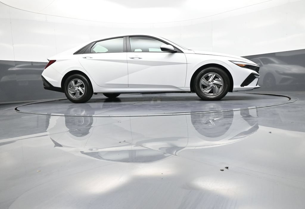Certified 2025 Hyundai Elantra SE w/ Cargo Package FWD image 28