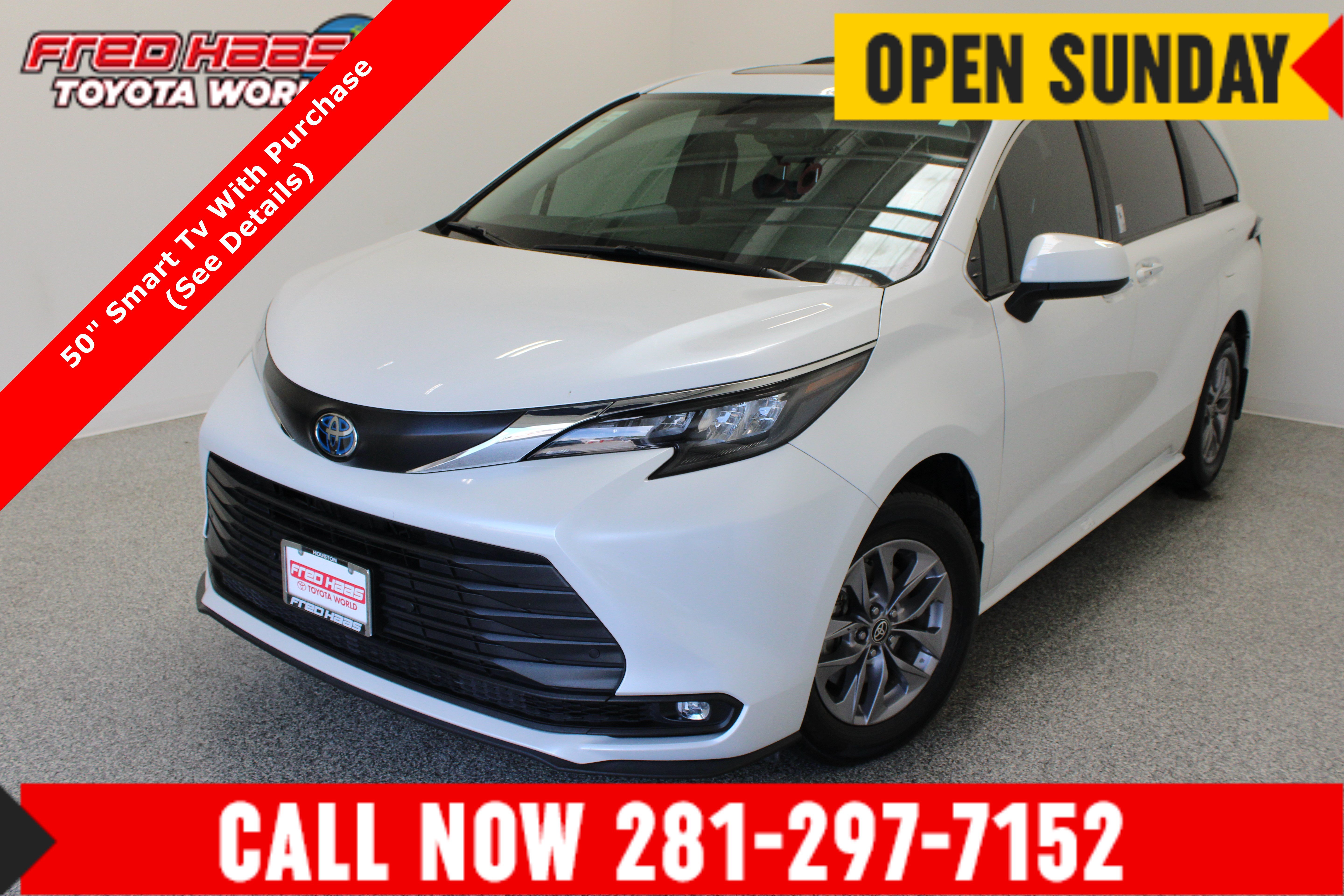 Used 2025 Toyota Sienna XLE FWD image 1