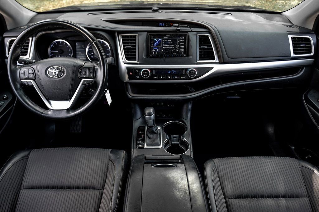 Used 2017 Toyota Highlander Plus image 5