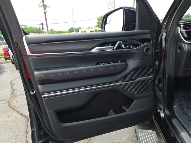 Used 2025 Jeep Grand Wagoneer L Series III w/ Rear Seat Video Group 1 AWD/4WD image 11