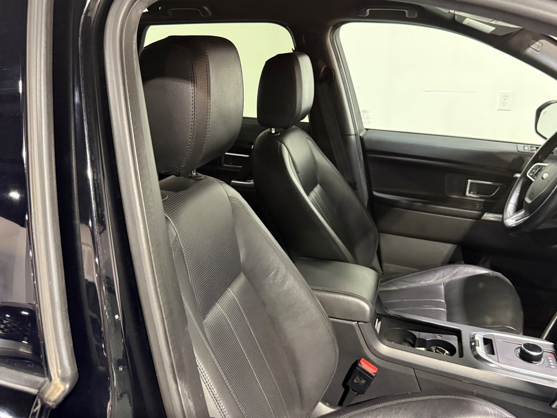 Used 2018 Land Rover Discovery Sport SE AWD/4WD image 36