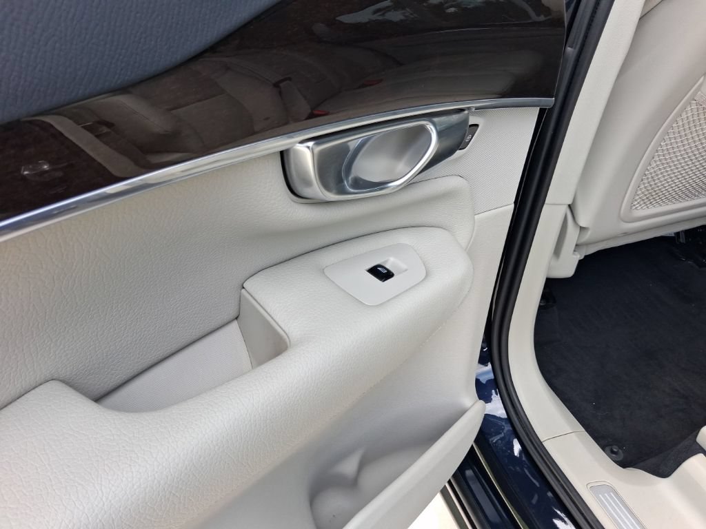 Used 2019 Volvo XC90 T6 Momentum AWD/4WD image 12