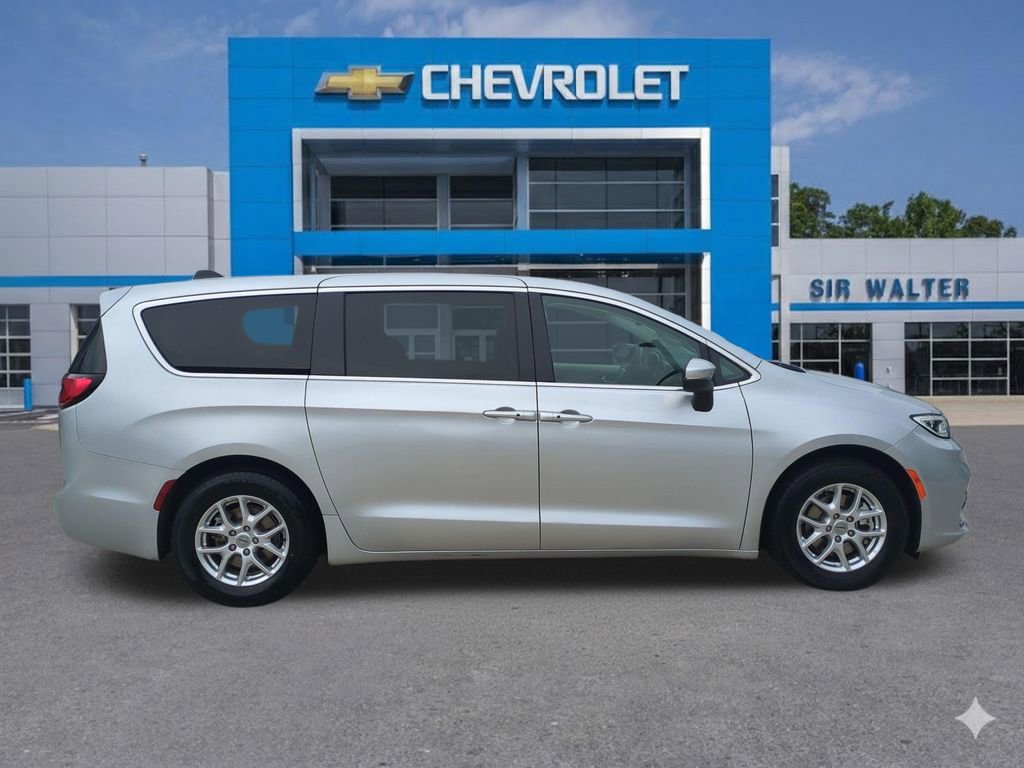 Used 2023 Chrysler Pacifica Touring-L FWD image 7