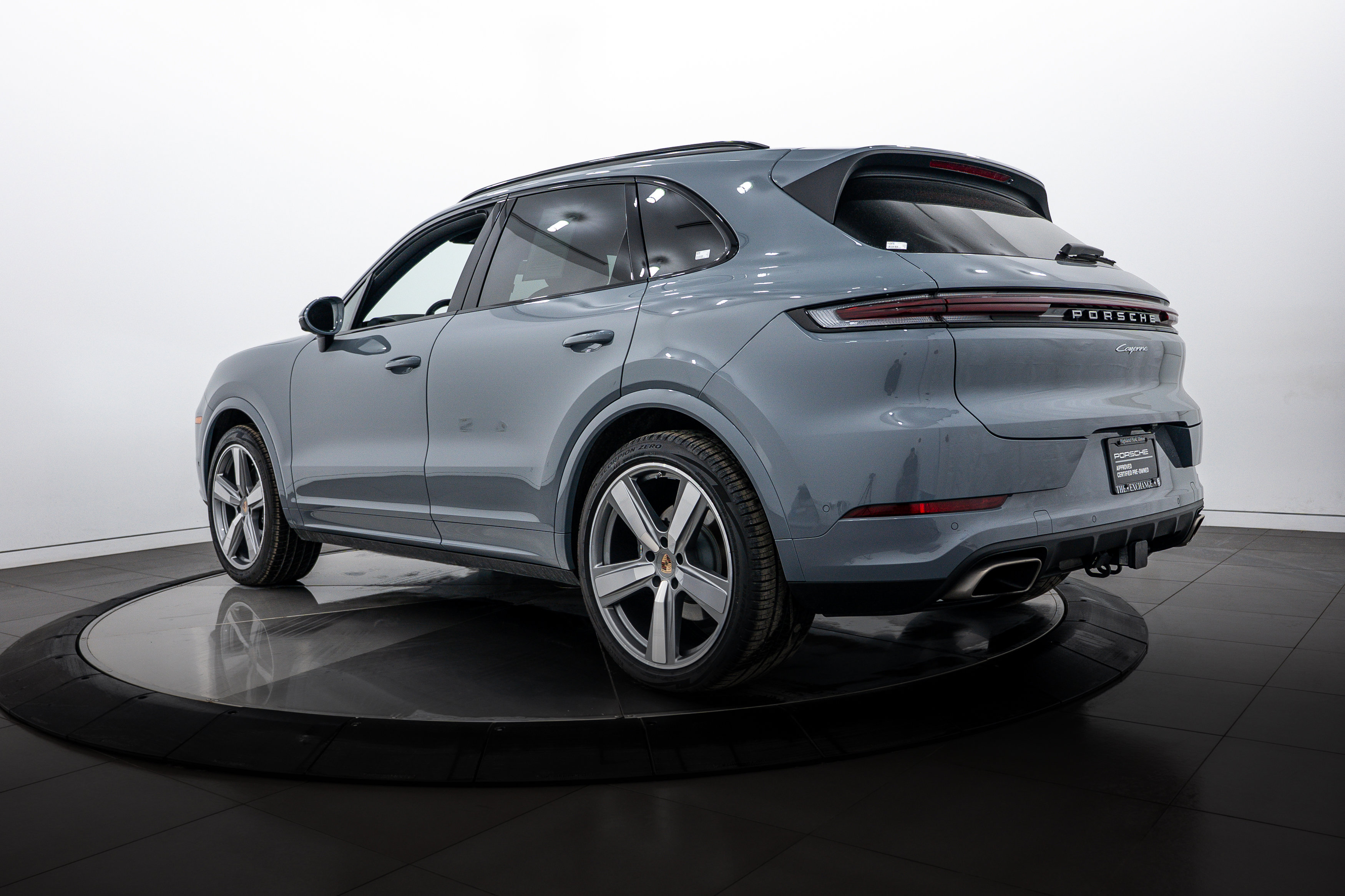 Certified 2025 Porsche Cayenne image 3