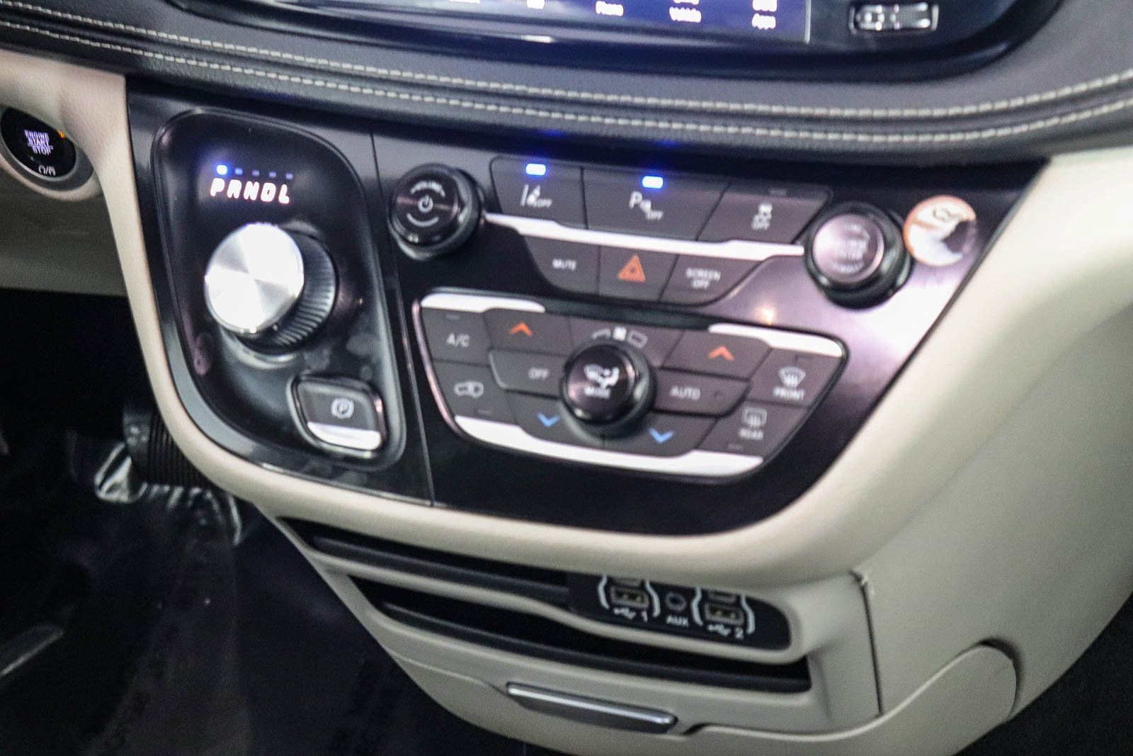 Used 2024 Chrysler Pacifica Select image 13