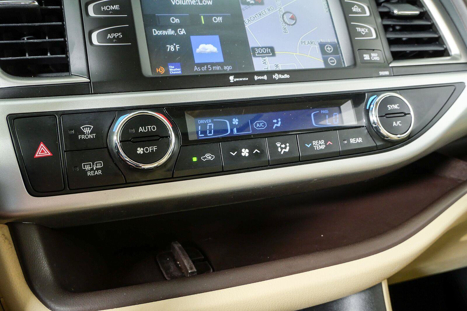 Used 2019 Toyota Highlander XLE AWD/4WD image 15