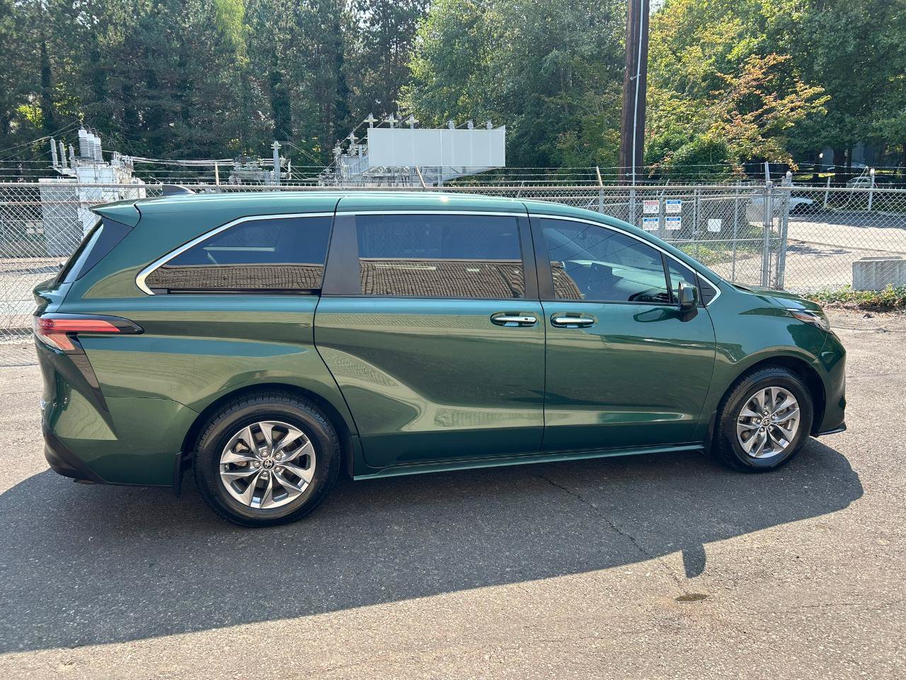 Used 2022 Toyota Sienna XLE AWD/4WD image 4