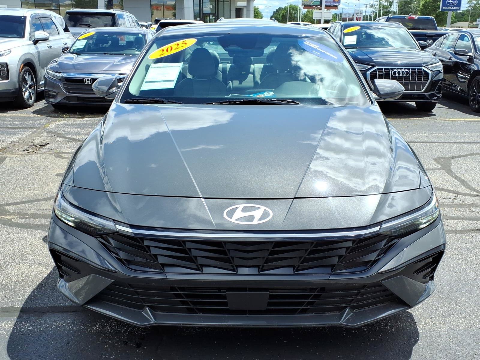 New 2025 Hyundai Elantra Limited FWD image 2