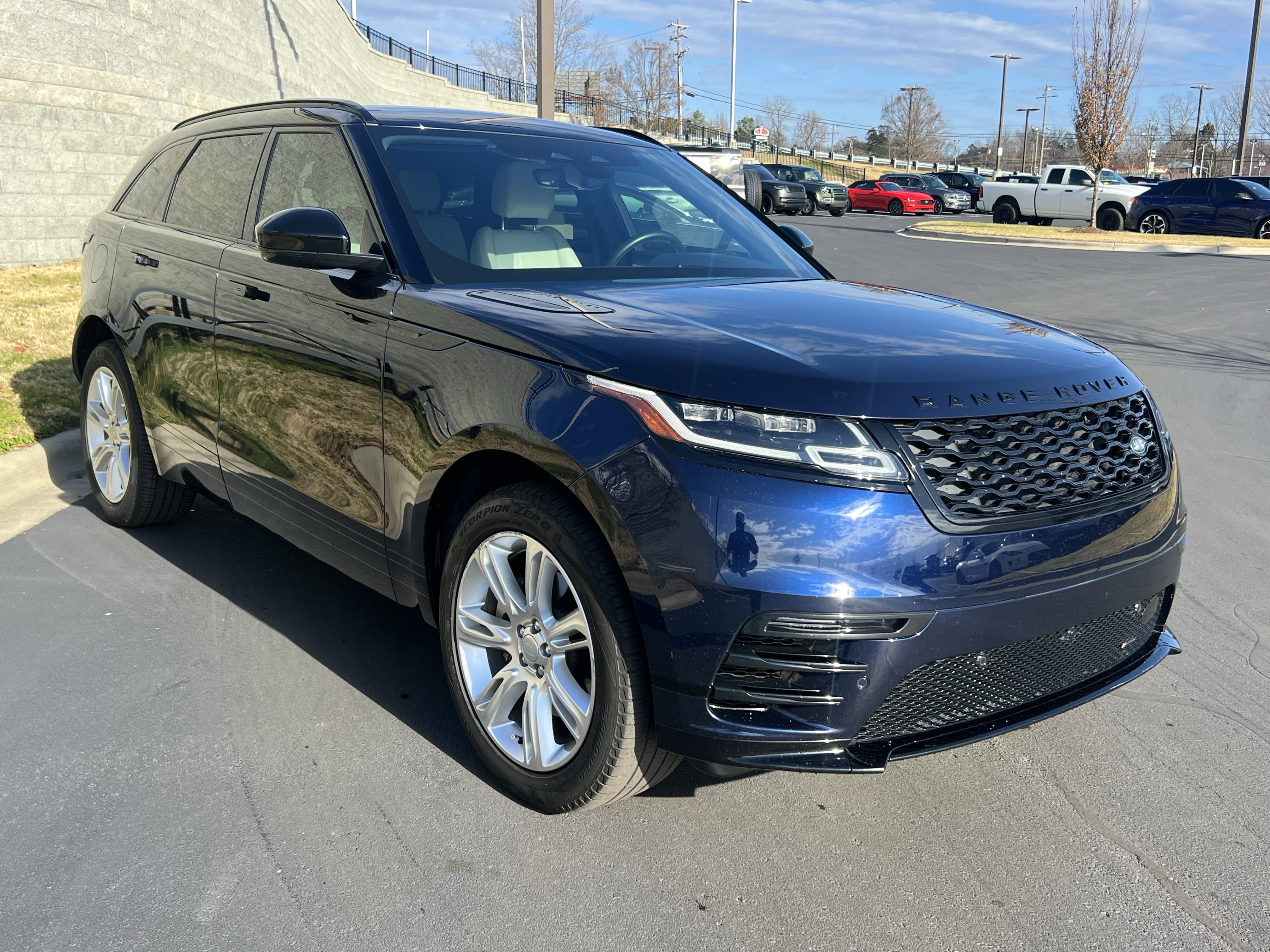 Certified 2022 Land Rover Range Rover Velar R-Dynamic S image 9