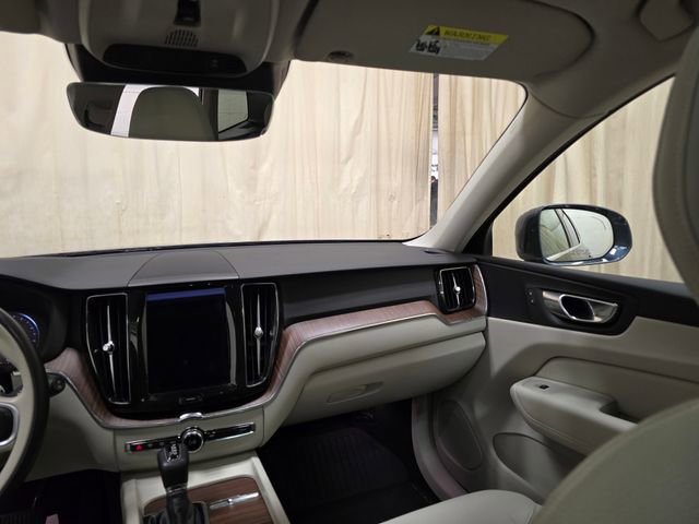 Used 2021 Volvo XC60 T5 Momentum image 28