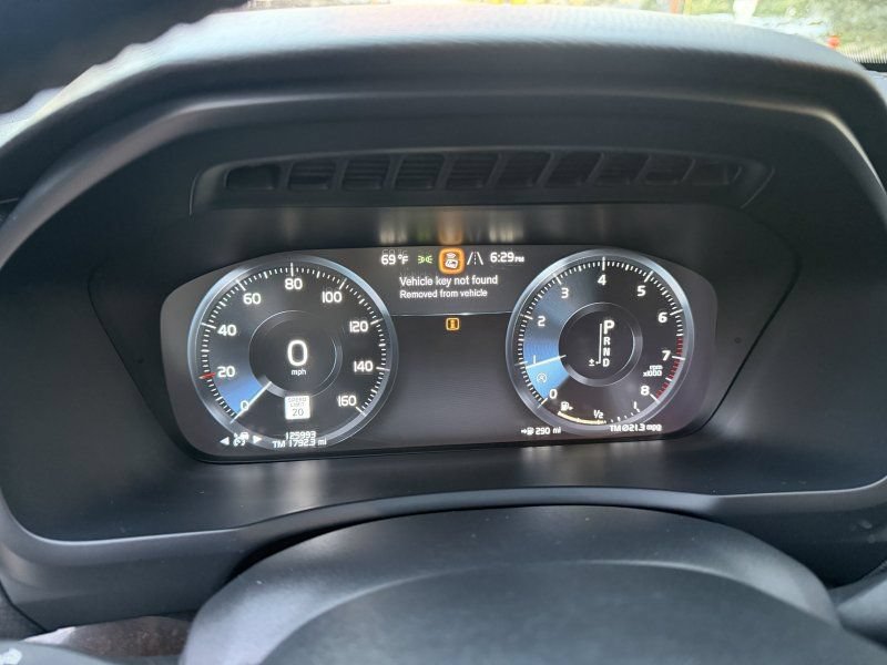 Used 2016 Volvo XC90 T6 Momentum w/ Momentum Plus Package AWD/4WD image 12