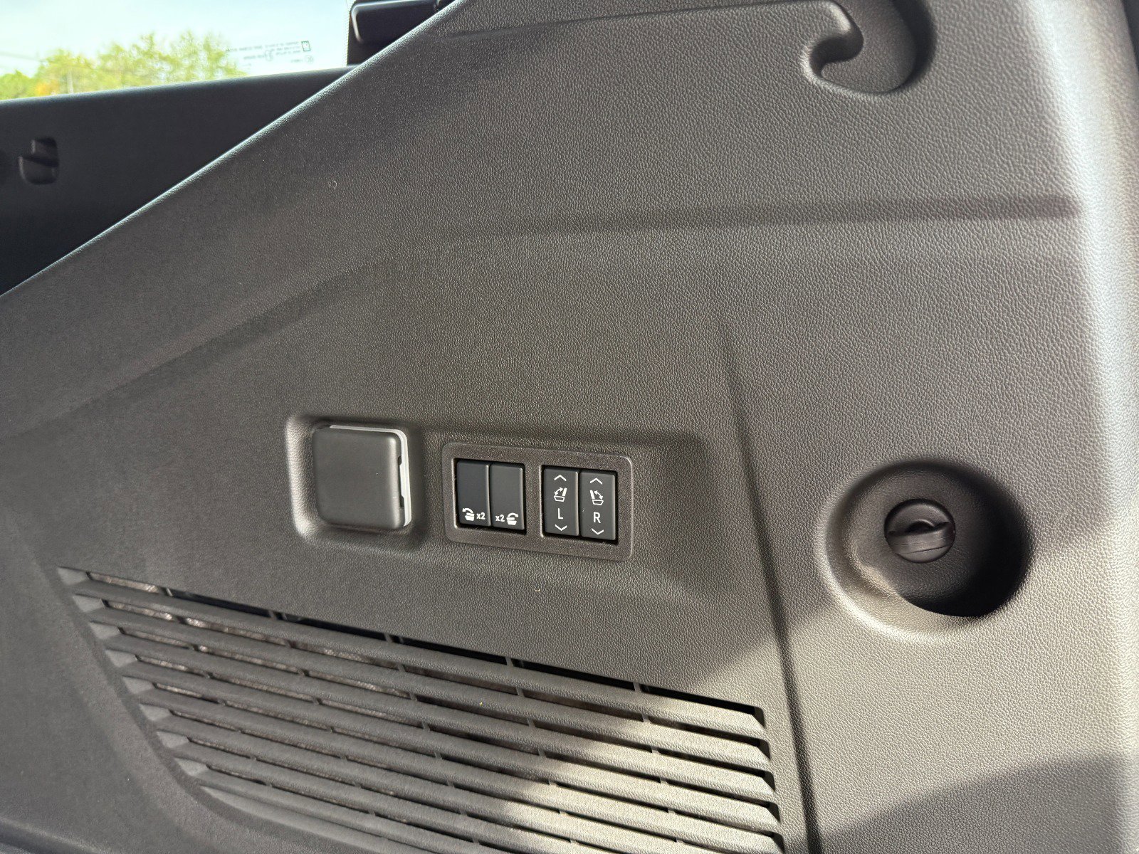 New 2026 GMC Yukon XL AT4 Ultimate w/ LPO, Floor Liner Package image 23