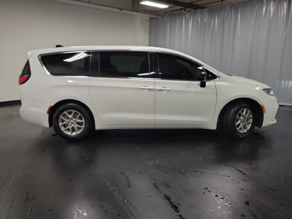 Used 2024 Chrysler Pacifica Touring-L FWD image 9